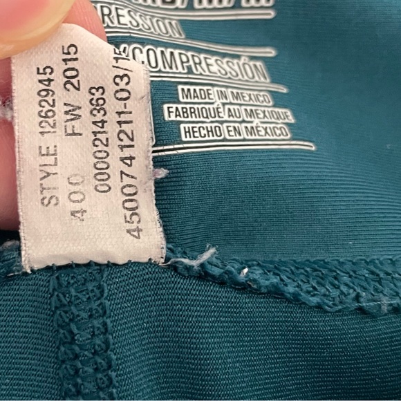 ISO search of Under Armour 1262945 Heat Gear Compression Capris - Picture 3 of 3